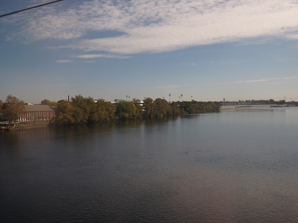 Delaware River forms the border between the states of Pennsylvania and New Jersey.