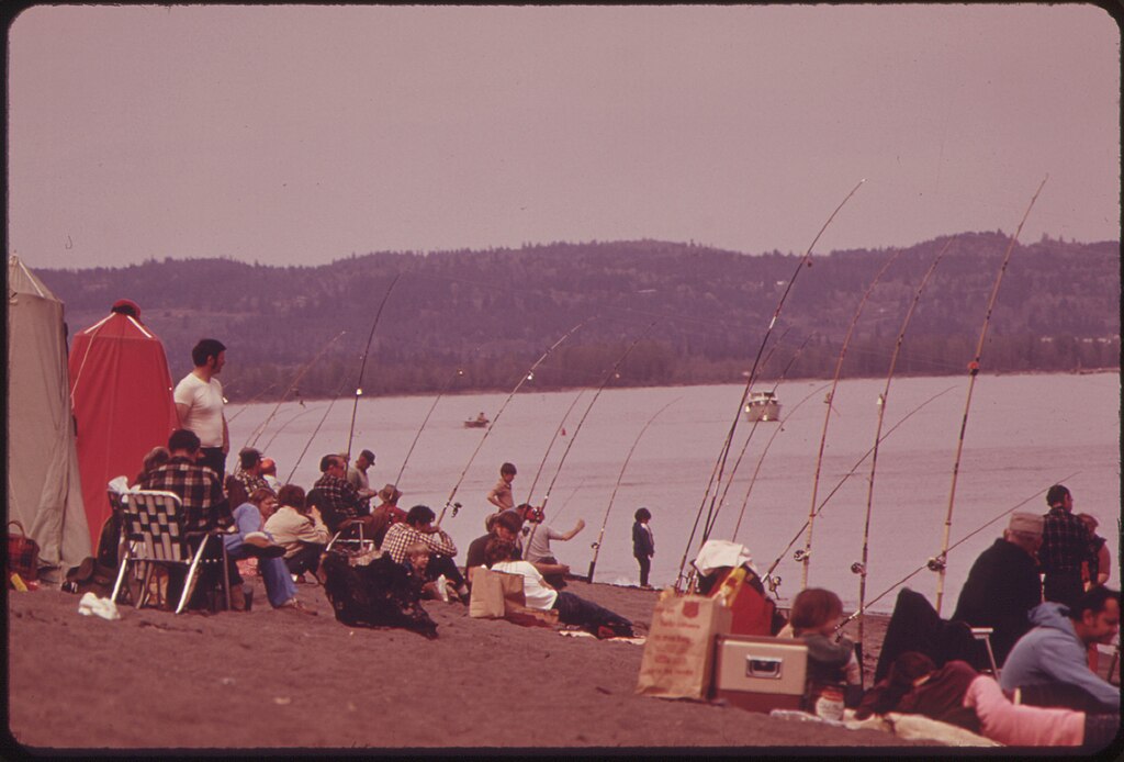 Family-style fishing on the banks of the Columbia River.