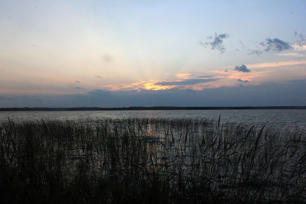 Encompassing four different lakes either competely or partly, Voayguers National Park is a great place for hiking, caneoing/kayaking, fishing, camping, and othe Sun setting behind some clouds on Lake Kabetogama. best fishing lakes midwest