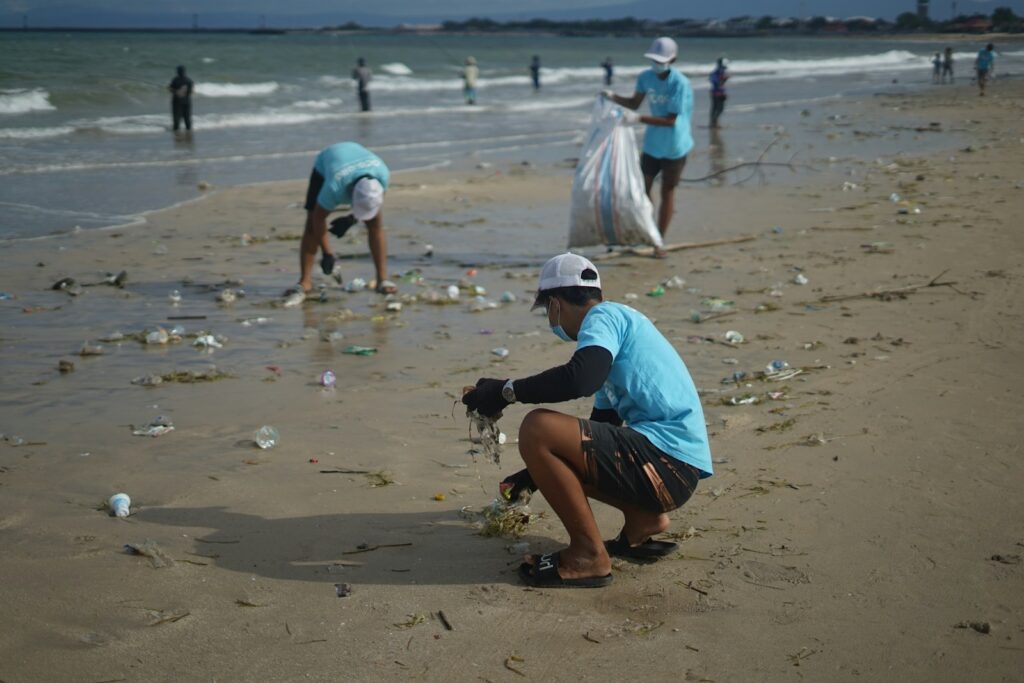 Participate in Shoreline Cleanups